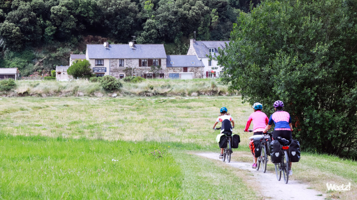 3 cyclotouristes arrivant chez des gens en Bretagne